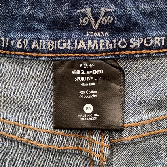 High-Waisted Jeans - Picture 6 of 6